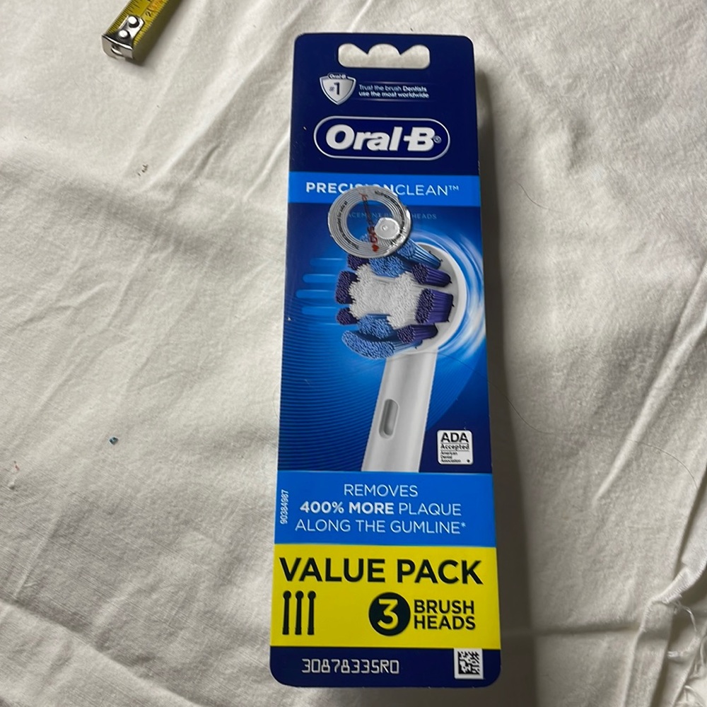 NIB ORAL-B 3 brush heads
